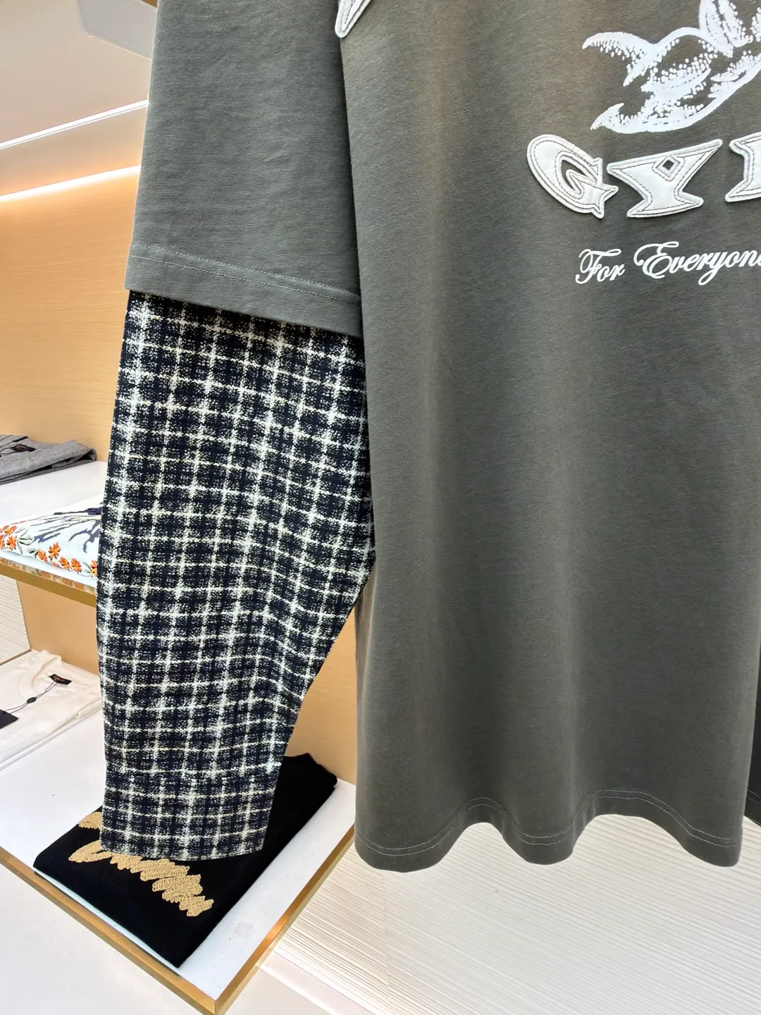Acne Studios old logo fake two-piece long sleeves ●Original version: purchased and developed for 5500 ●Item number: 1681409-A65 ●Fabric: plain cotton fabric ●Technology: glue printing production ●Color: gray ●Version: fitted version ●Weight: about 425 grams ●Size: S-M-L-XL ●Description: Customized elegant cotton double-ply soft plain weave fabric and plaid moire memory plain weave cotton, soft, delicate and comfortable to the skin A hint of calmness and restraint in gray-toned green exudes a quiet and deep beauty. The ACNE GYM logo on the body is outlined with powerful white lines. For Everyone is simple but contains profound meaning. The old-fashioned effect that is inadvertently smudged meets the carrier of retro sentiment. It makes a stunning appearance in a fake two-piece version. It cleverly simulates the layering effect and is full of fashionable tension. Make every outfit a fashionable feast, using imported machine appliqué technology. Use advanced computer control systems and precision mechanical components to implement ACNE GYM appliqué operations. Present an embroidery effect with both clarity and three-dimensionality, using glue printing. The printing has been modified three times with film screens. Use glue liquid paint to print the pattern on the fabric. Bake the fabric to fix the printing pattern, and use the gradient old-fashioned spray process. Spray dyes of different colors on the surface of the fabric. Realize that clothes can show rich color changes under different lights and increase visual layering. The overall wiring is straight and delicate, the fabric is comfortable and soft, and the color is consistent without color difference. It can be matched with the same style to create a fashionable look and control various occasions. Customized accessories, complete with three standards, same style for men and women!